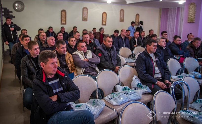 Учасники Дня поля слухають презентацію компанії «Сесвандерхаве-Україна»